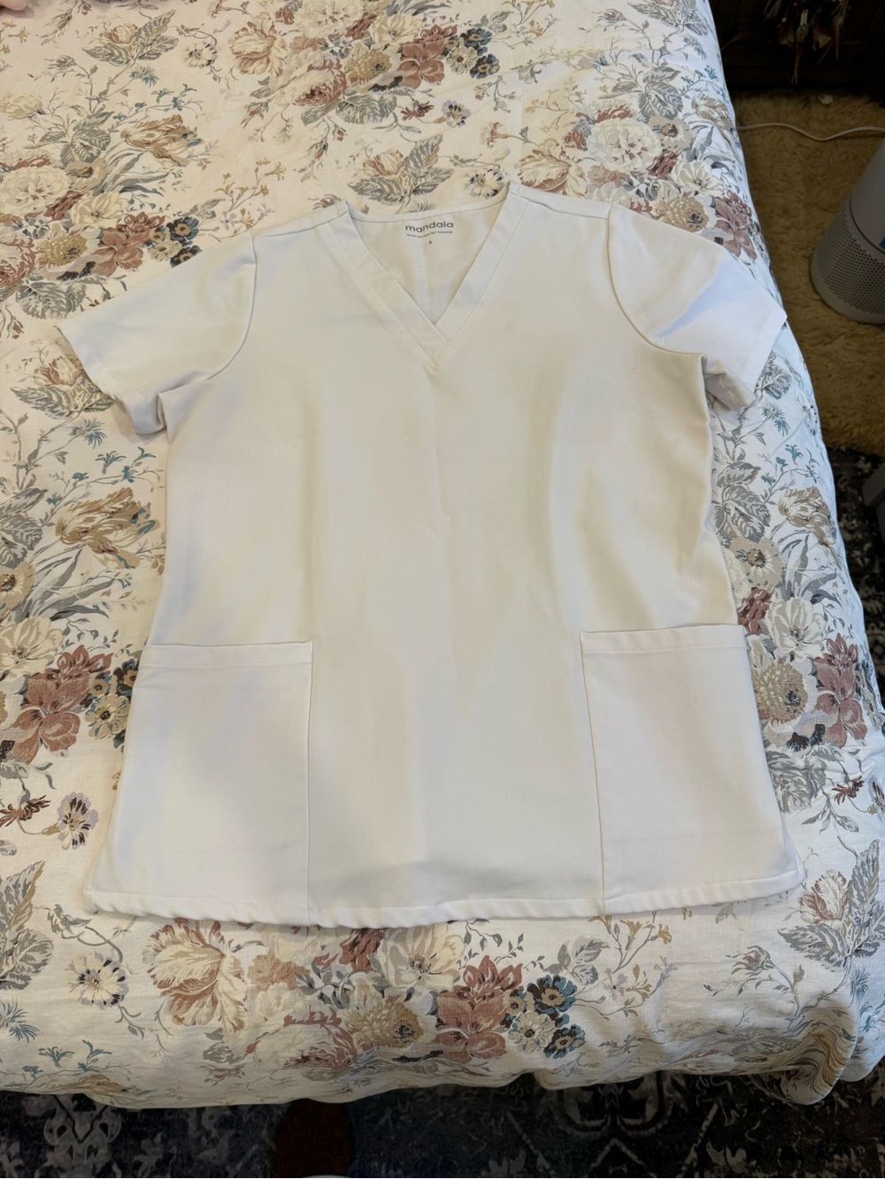 Mandala Scrubs White V-Neck Scrub Top Size Small